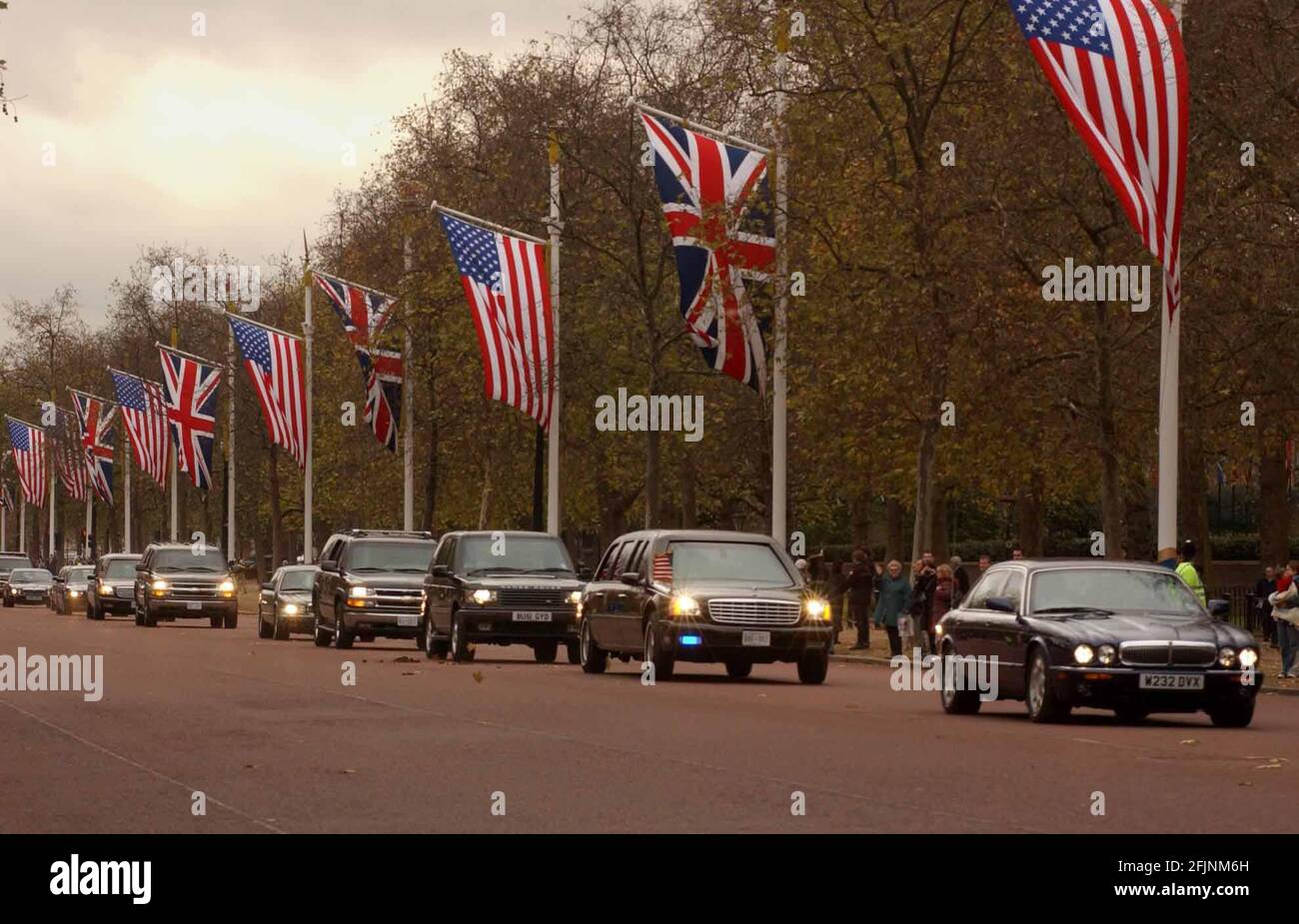 IL BUSH MOTORCADE VIAGGIA LUNGO IL MALL.19/11/03 PILSTON Foto Stock