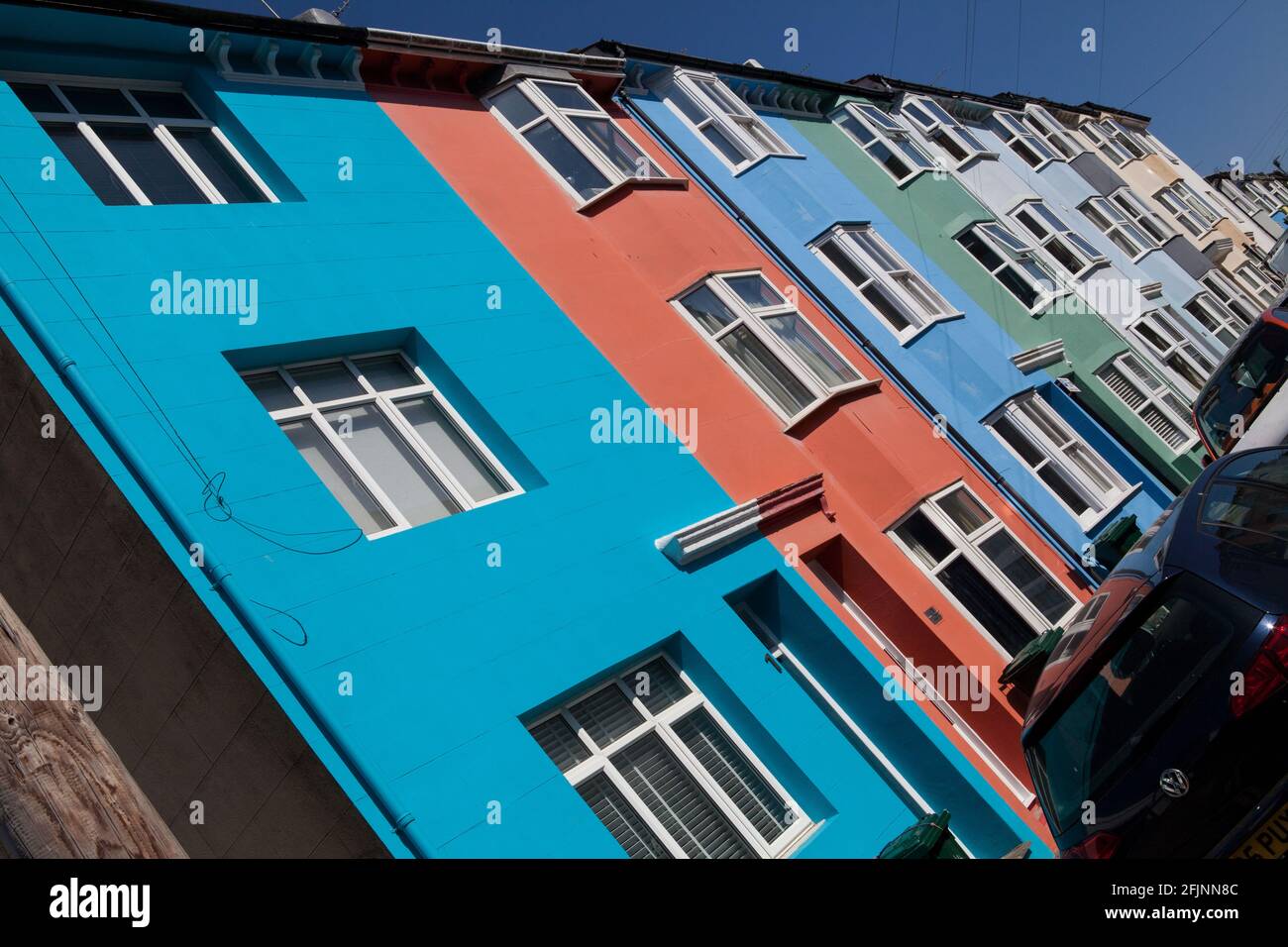 Una terrazza di case dipinte di colori luminosi a Brighton, Regno Unito Foto Stock