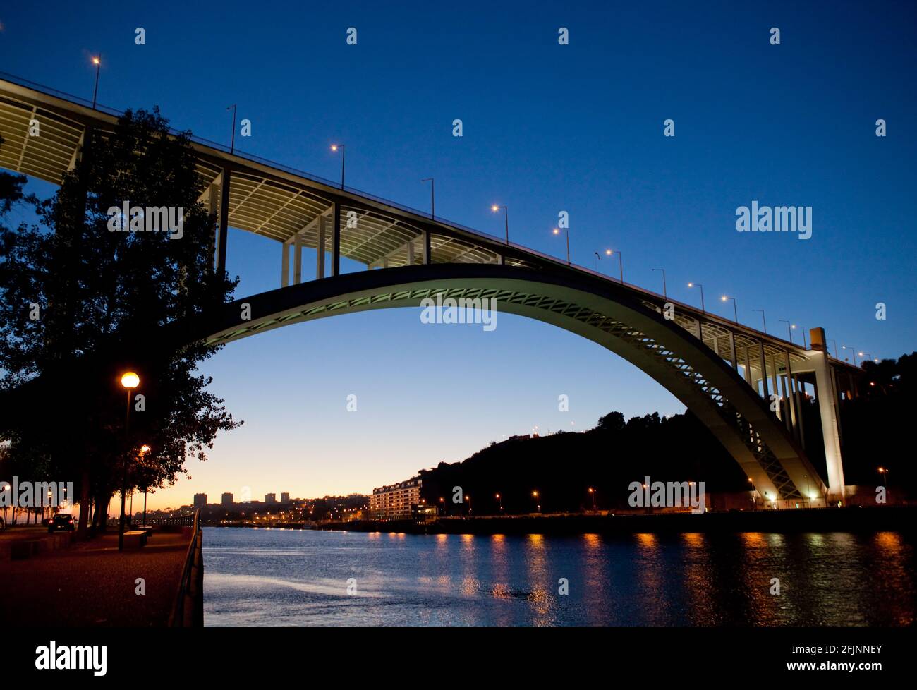 Tramonto sul moderno ponte Arrabida (Ponte da Arrábida), attraversando il fiume Douro a Porto, Portogallo. Foto Stock