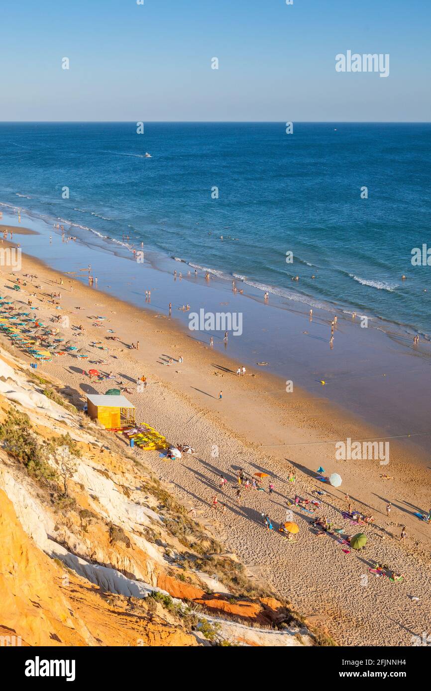 I turisti che si godono il sole sulla spiaggia di Falésia (Praia da Falésia), Olhos de Agua, Albufeira, Algarve, Portogallo Foto Stock