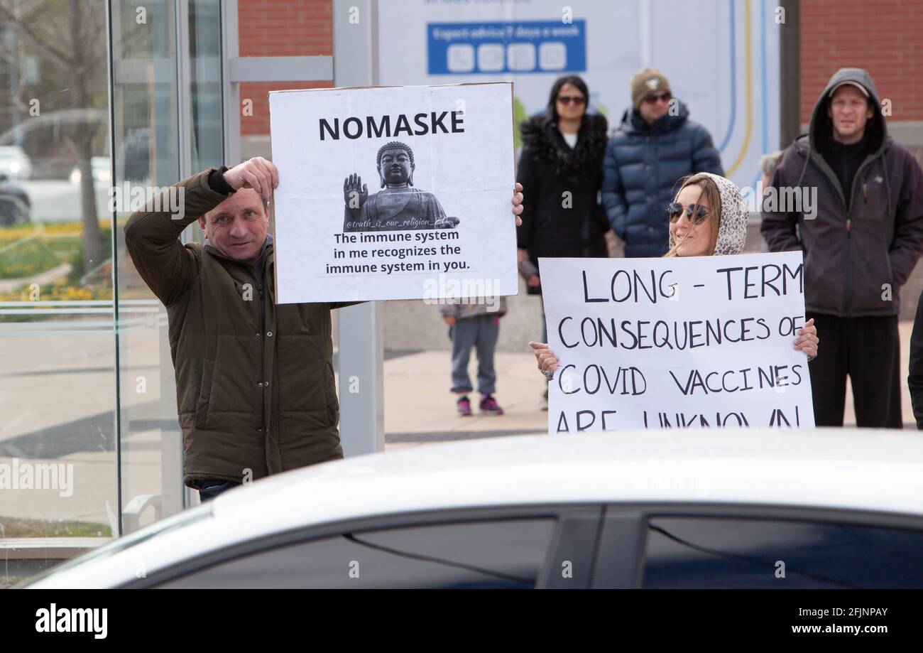 Vaughan, Canada - 25 aprile 2021: Persone che tengono manifesti nel rally protestando contro le misure di blocco COVID-19 in Ontario Foto Stock