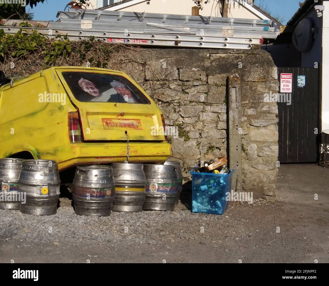 Aprile 2021 - solo stolti e cavalli furgone a tre ruote si schiantò in un pub muro, utilizzato come pubblicità Foto Stock