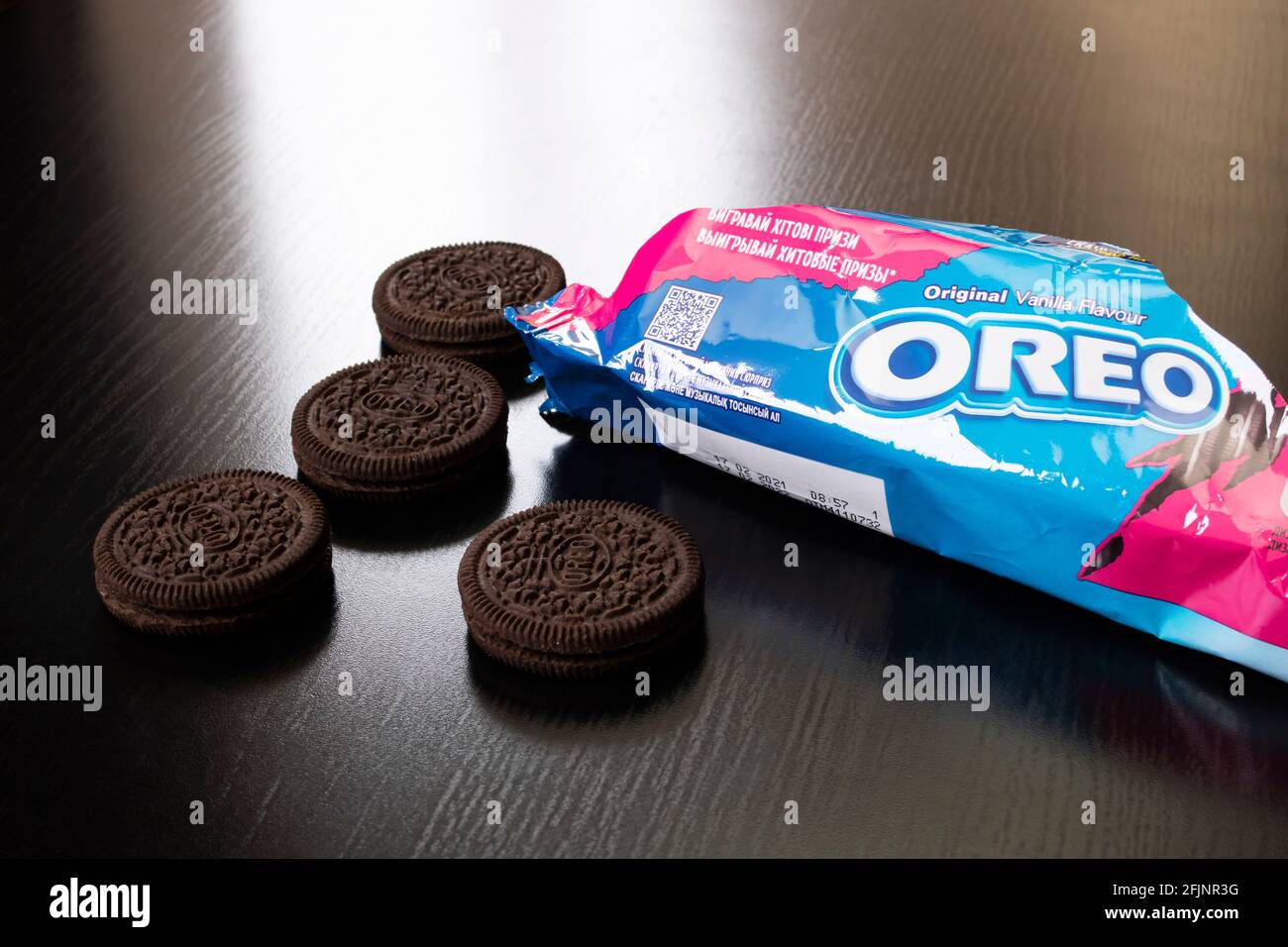 BIELORUSSIA, NOVOPOLOTSK - 25 APRILE 2021: Biscotti Oreo su un tavolo di legno da vicino Foto Stock