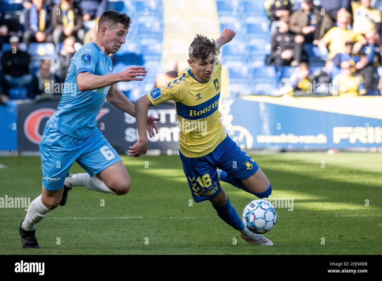 Brondby, Danimarca. 25 Apr 2021. Jesper Lindstrom (18) di Brondby SE visto durante la partita 3F Superliga tra Brondby IF e Randers FC al Brondby Stadium di Brondby, Danimarca. (Photo Credit: Gonzales Photo/Alamy Live News Foto Stock