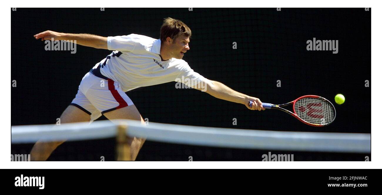 Wimbledon giorno 3....Barry Cowan (GBR) che ha perso a Nicholas Lapenti (ECU)pic David Sandison 26/6/2002 Foto Stock