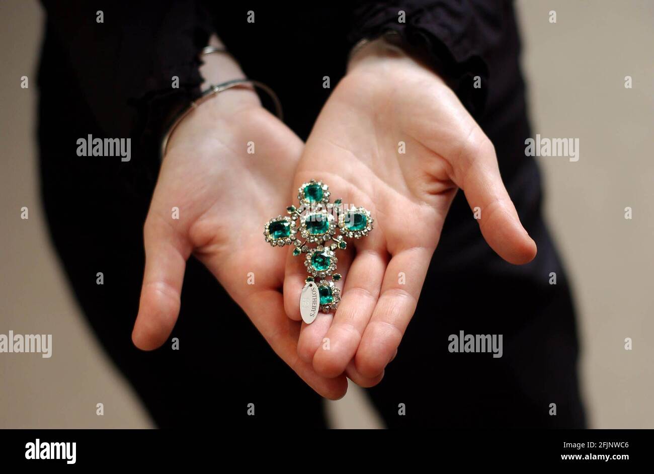 Un pendente crocifisso smeraldo e diamante, circa 1800 che originariamente apparteneva alla Regina Charlotte venduto a Sotheby's oggi per la foto Andy Paradise 41,825.18 giugno 2002 Foto Stock