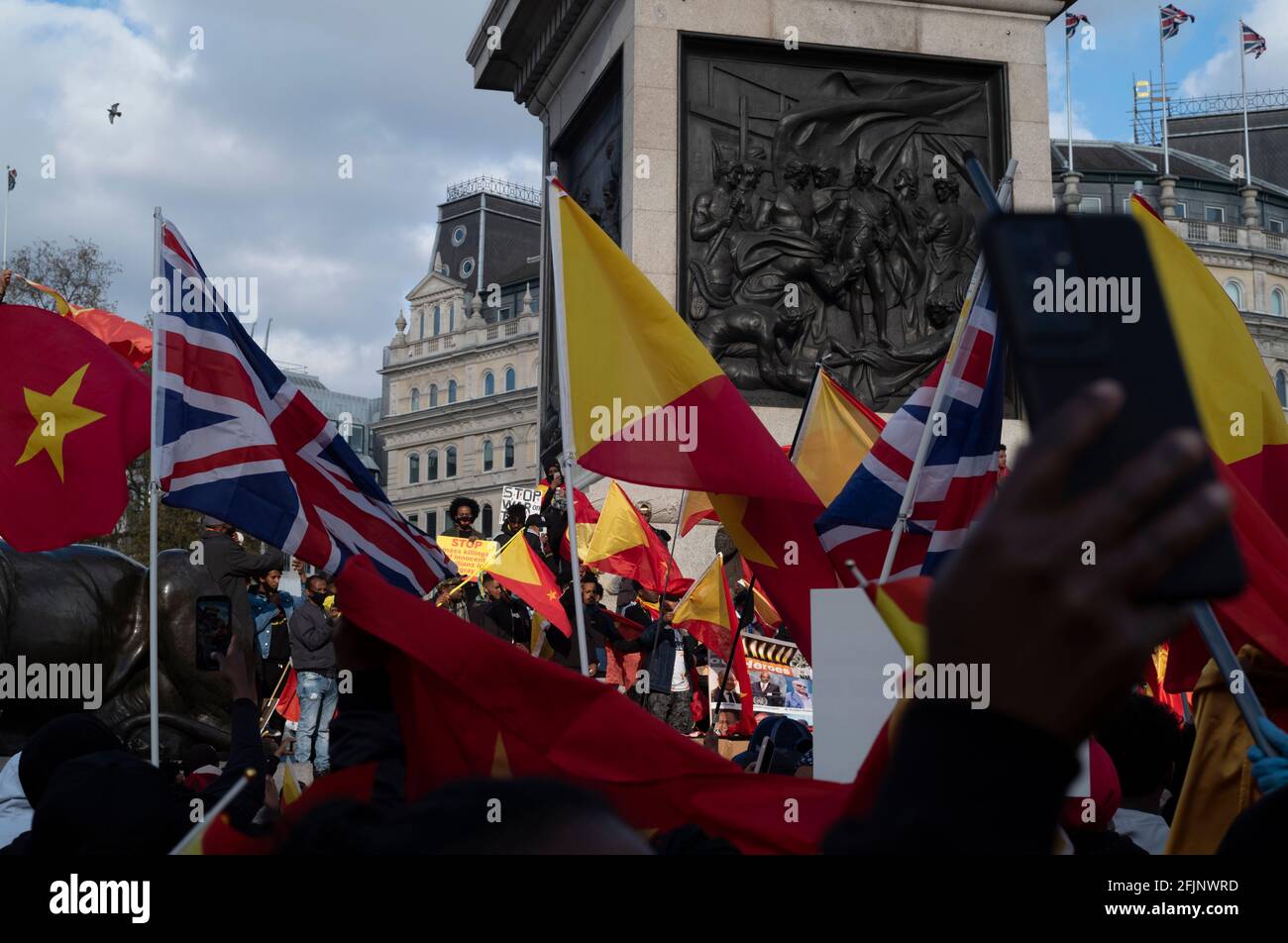 Londra, Inghilterra, 25 aprile 2021. I manifestanti si riuniscono in Trafalgar Square di Londra per sensibilizzare al genocidio nella regione del Tigray in Etiopia. Negli ultimi mesi, sono comparse notizie credibili di crimini di guerra e crimini contro l'umanità, tra cui prove di pulizia etnica contro i Tigraiani. Credit: Bruno Korbar / Alamy Foto Stock