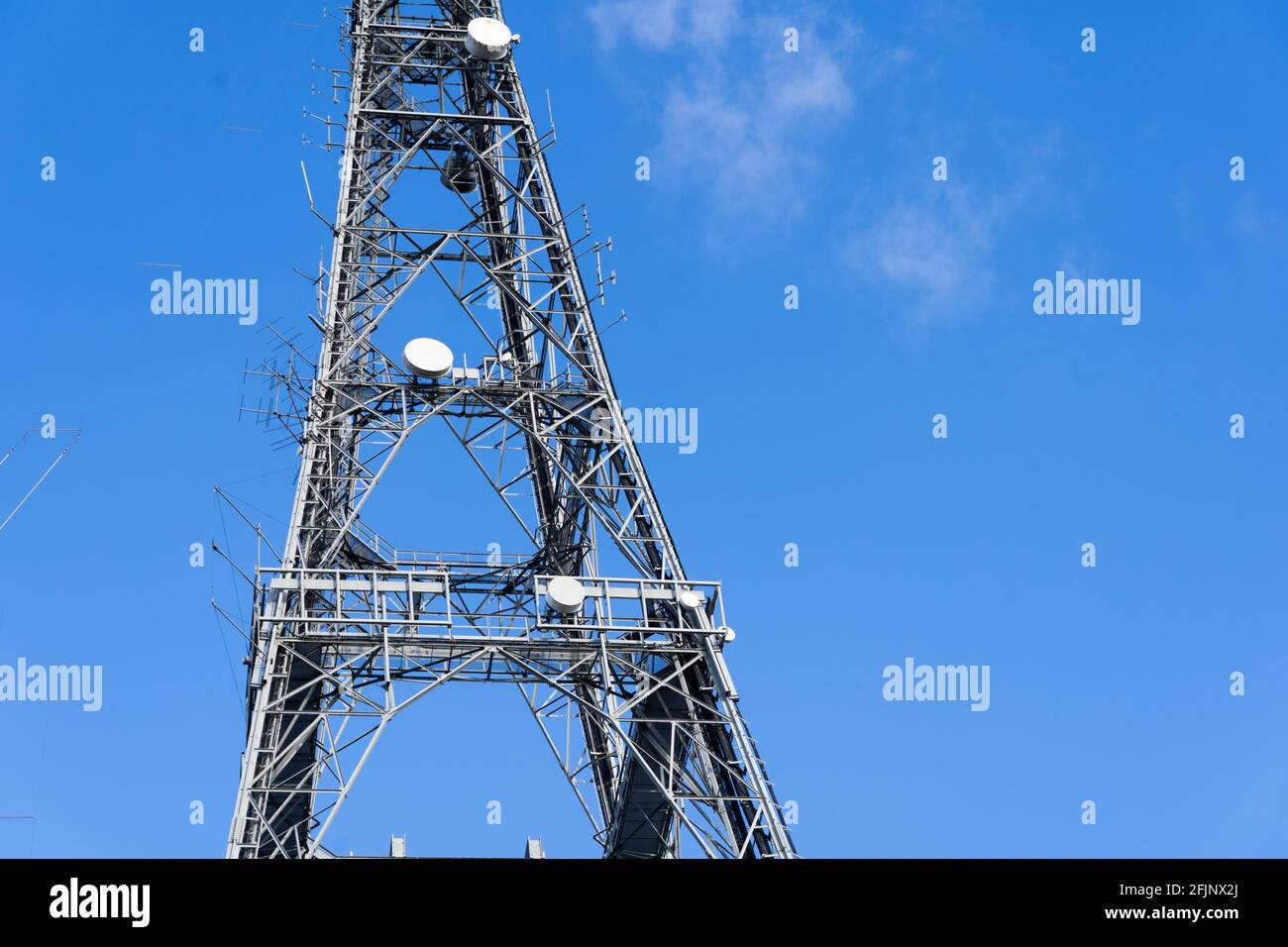 Stazione di trasmissione TV a Crystal Palace, Londra del sud, mast mobile e piatti Foto Stock