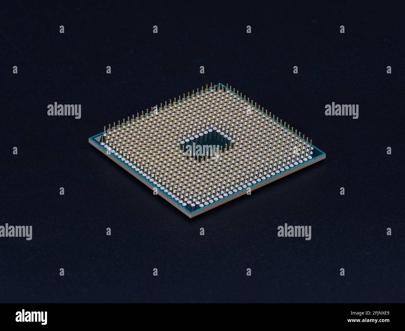 Il lato pin del chip del processore della CPU è isolato in nero Foto Stock