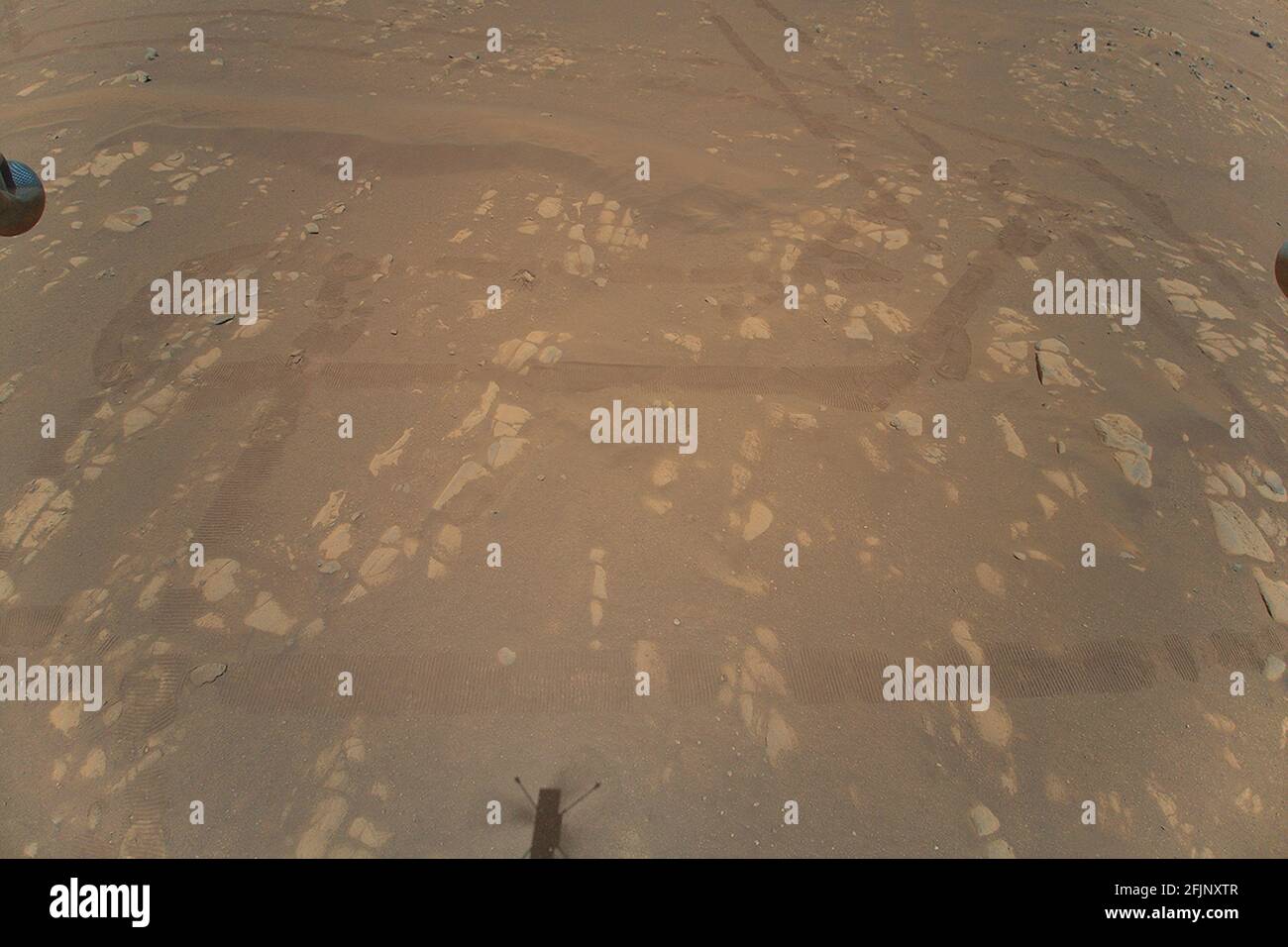 Washington, Stati Uniti. 25 Apr 2021. Ingenuity Mars Helicopter della NASA ha catturato questo colpo mentre ha superato la superficie marziana il 22 aprile 2021, durante il suo secondo volo di prova riuscito. Ha utilizzato la sua telecamera di navigazione, che traccia autonomamente il terreno durante il volo. Crediti NASA/UPI: Notizie dal vivo UPI/Alamy Foto Stock