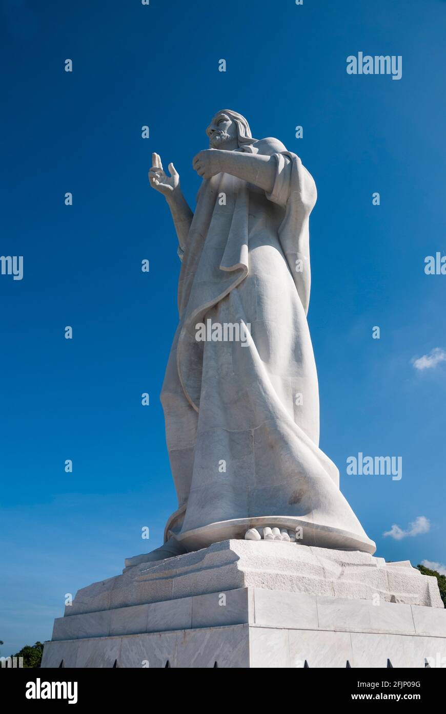 Il Cristo dell'Avana è una grande scultura che rappresenta Gesù di Nazaret su una collina che domina la baia di l'Avana, Cuba Foto Stock