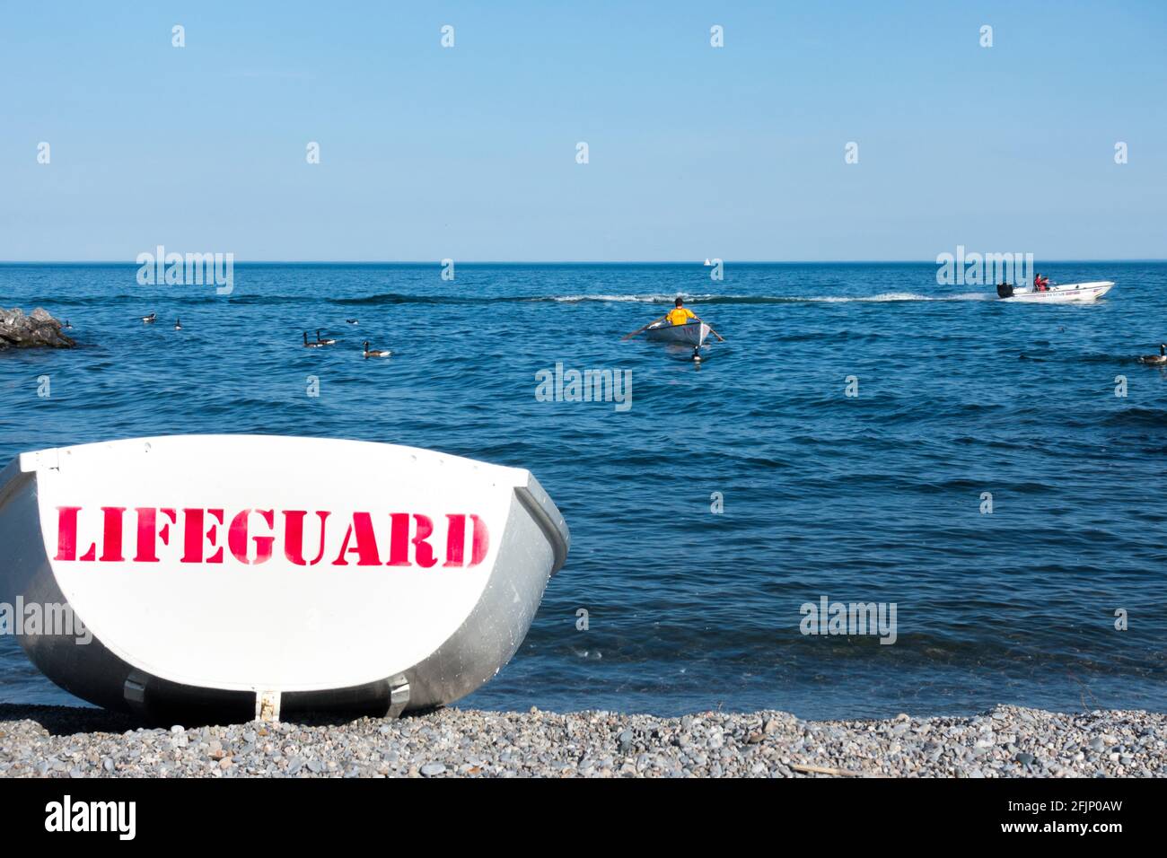 In seguito, bagnino in legno e motoscafo utilizzati dai bagnini locali Alla stazione di salvataggio vita di Kew Beach sulla riva Del lago Ontario a Toronto Canada Foto Stock