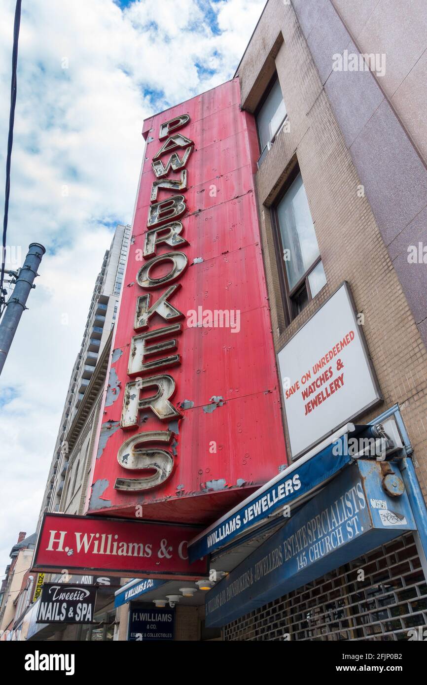 Un vecchio e deteriorante pawnbrokers segno sulla riga pawnbrokers, Church Street nel centro di Toronto Canada Foto Stock