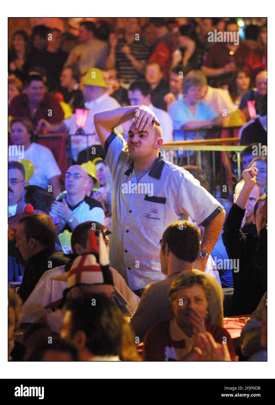 Embassy World Darts Championship.....i tifosi reagiscono alle altalene nella gara di freccette. Molti si vestono per sostenere i loro giocatori preferiti. Il concorso si svolge presso il Lakeside Country Club, Frimley Green, Surrey.pic David Sandison 6/1/2003 Foto Stock