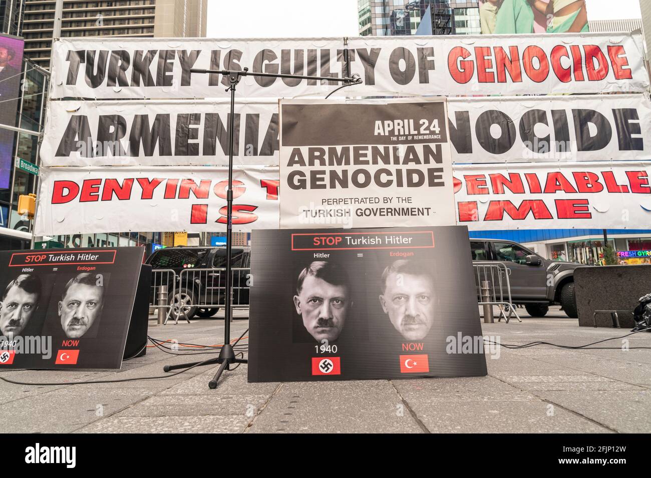 New York, NY - 25 aprile 2021: La gente si raduna su Times Square per commemorare il 106esimo anniversario del genocidio armeno da parte dell'Impero Ottomano Foto Stock