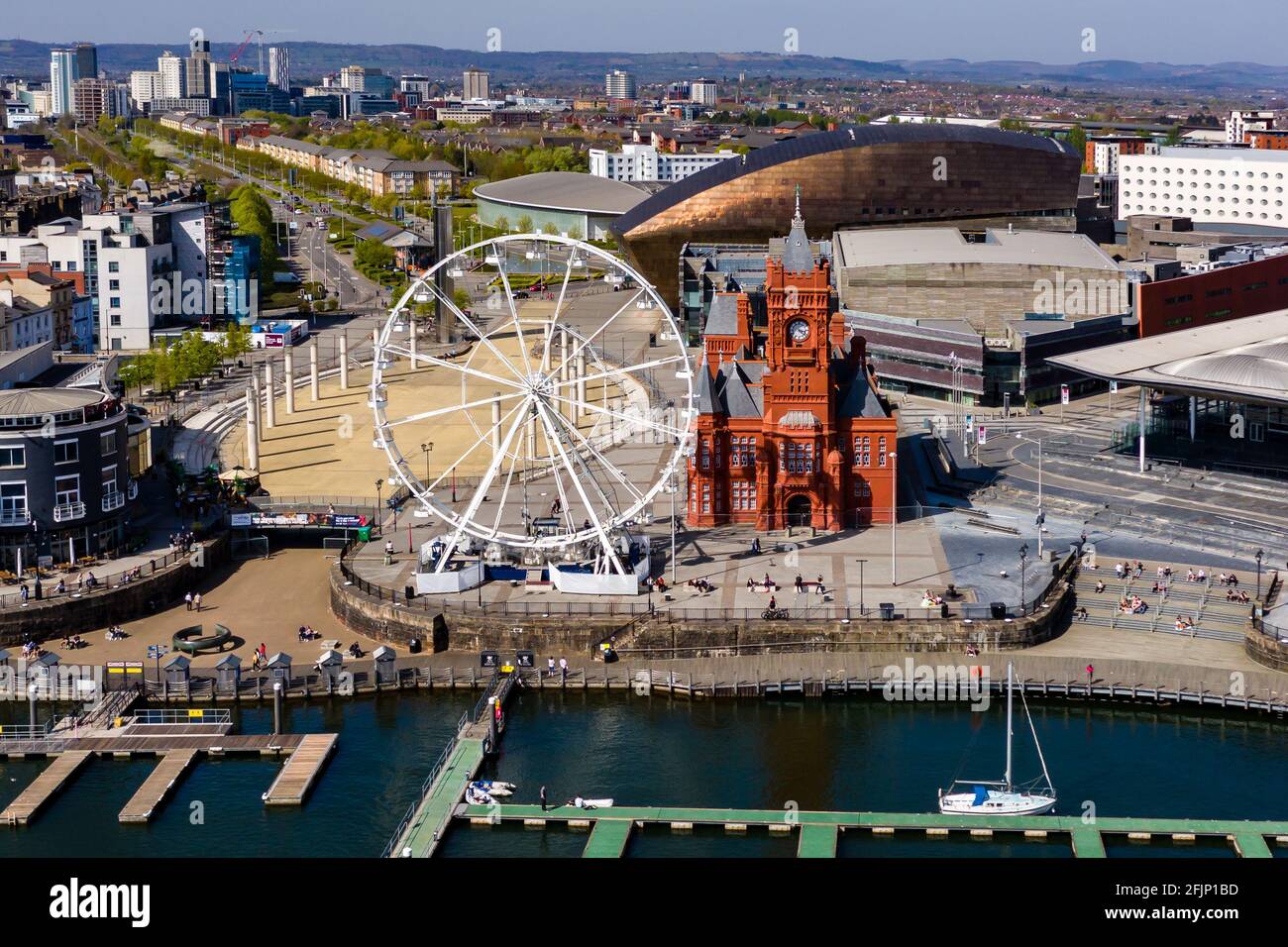 Vista aerea dei luoghi di interesse della baia di Cardiff, Galles, tra cui il Parlamento gallese e Pierhead Foto Stock