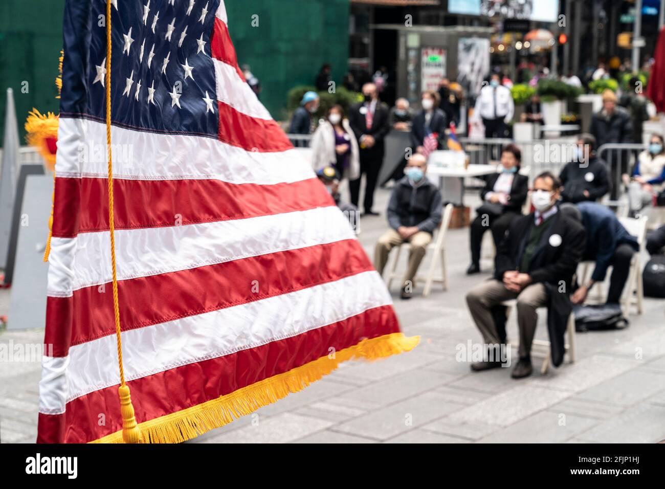 New York, Stati Uniti. 25 Apr 2021. La gente si raduna su Times Square a New York il 25 aprile 2021 per commemorare il 106esimo anniversario del genocidio armeno da parte dell'Impero Ottomano. A causa della pandemia di COVID-19, il rally è stato limitato a 50 partecipanti e non vi sono stati discorsi dal vivo da parte di politici che hanno inviato le loro osservazioni scritte per essere letti durante l'evento. La gente ha anche celebrato il riconoscimento del genocidio armeno da parte del presidente Joe Biden per la prima volta nella storia americana da parte di qualsiasi presidente. (Foto di Lev Radin/Sipa USA) Credit: Sipa USA/Alamy Live News Foto Stock