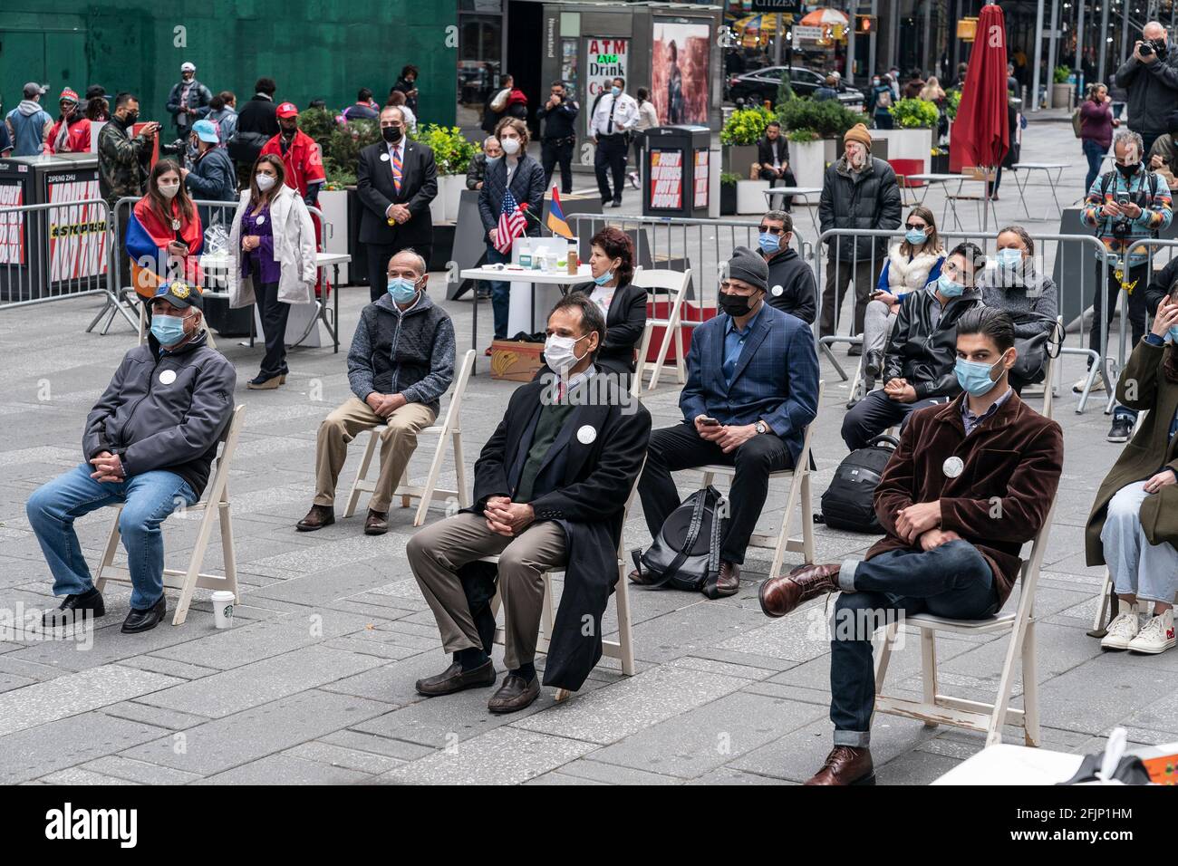 New York, Stati Uniti. 25 Apr 2021. La gente si raduna su Times Square a New York il 25 aprile 2021 per commemorare il 106esimo anniversario del genocidio armeno da parte dell'Impero Ottomano. A causa della pandemia di COVID-19, il rally è stato limitato a 50 partecipanti e non vi sono stati discorsi dal vivo da parte di politici che hanno inviato le loro osservazioni scritte per essere letti durante l'evento. La gente ha anche celebrato il riconoscimento del genocidio armeno da parte del presidente Joe Biden per la prima volta nella storia americana da parte di qualsiasi presidente. (Foto di Lev Radin/Sipa USA) Credit: Sipa USA/Alamy Live News Foto Stock