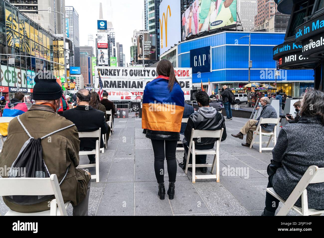 La gente si raduna su Times Square a New York il 25 aprile 2021 per commemorare il 106esimo anniversario del genocidio armeno da parte dell'Impero Ottomano. A causa della pandemia di COVID-19, il rally è stato limitato a 50 partecipanti e non vi sono stati discorsi dal vivo da parte di politici che hanno inviato le loro osservazioni scritte per essere letti durante l'evento. La gente ha anche celebrato il riconoscimento del genocidio armeno da parte del presidente Joe Biden per la prima volta nella storia americana da parte di qualsiasi presidente. Una donna avvolta nella bandiera nazionale armena vista al rally. (Foto di Lev Radin/Sipa USA) Foto Stock