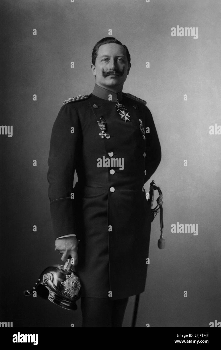 1895 ca, GERMANIA: L'imperatore tedesco e il re KAISER di Prussien WILHELM II (Guglielmo II) HOHENZOLLERN (1859 - 1941) in uniforme militare. Fotografo sconosciuto . - STORIA - FOTO STORICHE - RITRATTO - ritratto - ritratto - BELLE EPOQUE - Imperatore - uniforme militare - Germania - Prussia - baffi - baffi - reali - nobiltà - nobiltà - medaglie - decorazioni - decorazioni - elmo - elmetto - Timone - spada - spada --- Archivio GBB Foto Stock