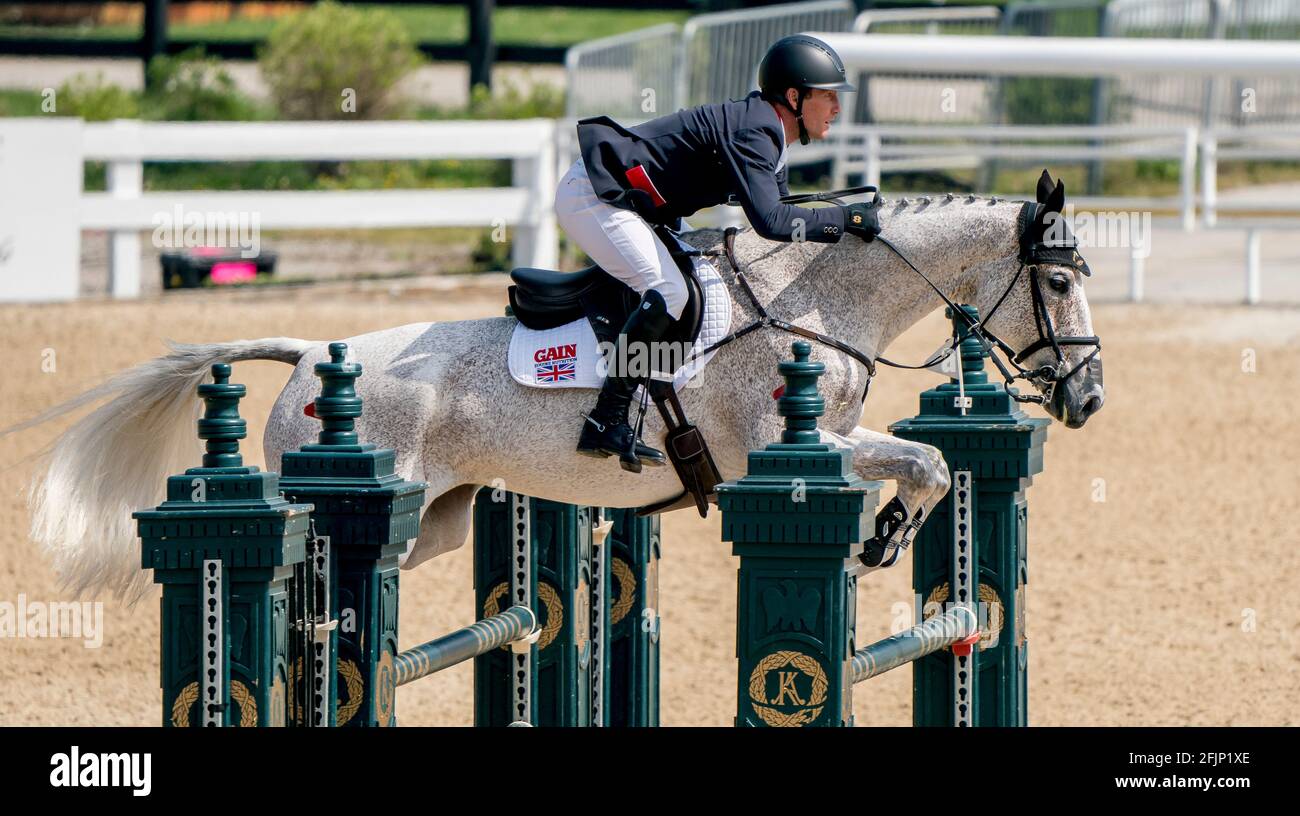 Lexington, Kentucky, Stati Uniti. 25 Apr 2021. 25 aprile 2021: Oliver Townend compete nel corso di una doppia partita in palio nello stadio saltando le finali per vincere l'evento Land Rover di 5* 3 giorni a bordo della Ballaghmor Class al Kentucky Horse Park di Lexington, Kentucky. Scott Serio/Eclipse Sportswire/CSM/Alamy Live News Foto Stock