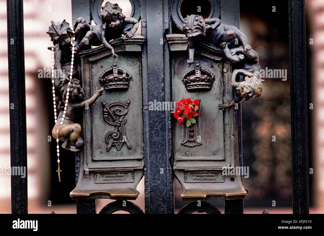Principessa Diana morte 31 agosto 1997Le porte del palazzo di buckingham Morte di Diana Foto Stock