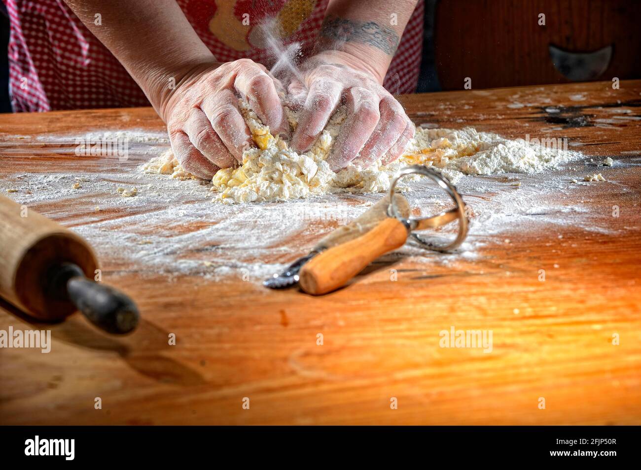 Cuocete la pasta impastata su un tavolo di legno, in Germania Foto Stock