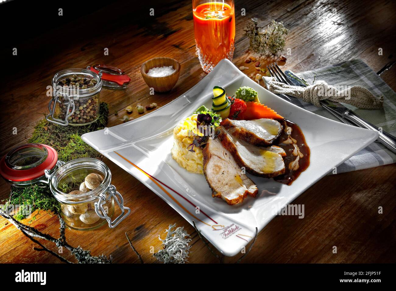 Petto di tacchino con salsa e risotto, servito su un piatto Foto Stock