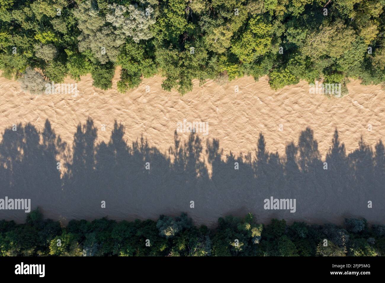 Isar ad alta acqua dall'alto, Isarauen vicino Schaeftlarn, immagine drone, alta Baviera, Baviera, Germania Foto Stock