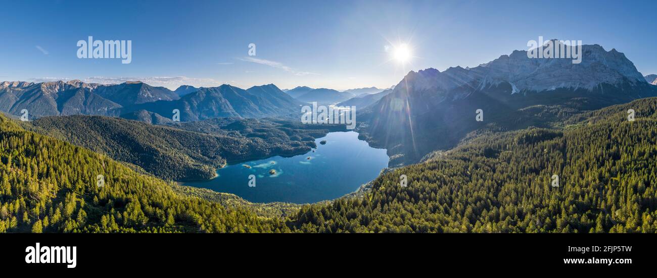 Veduta aerea, massiccio di Zugspitze con Zugspitze, montagne di Wetterstein, vicino Grainau, alta Baviera, Baviera, Germania Foto Stock