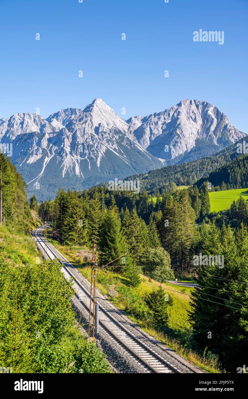Ferrovia di fronte a Ehrwalder Sonnenspitze, Ehrwalder Becken, vicino a Ehrwald, Tirolo, Austria Foto Stock
