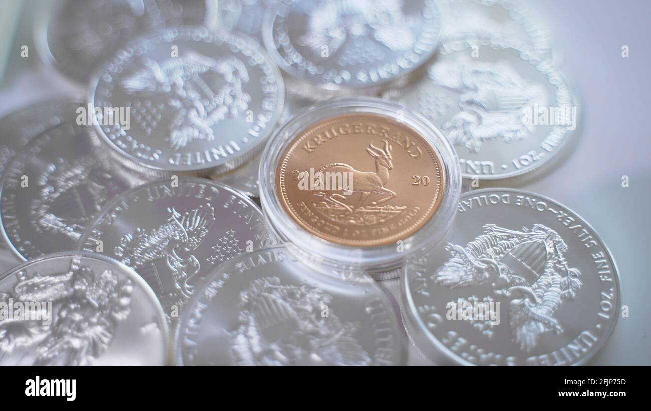 Diversi argento e una moneta di bronzo sparsi su sfondo bianco. Fondo monetario, finanziario ed economico. Foto di alta qualità Foto Stock