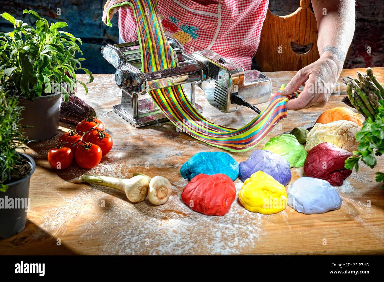 Cuocete con la macchina per la preparazione di pasta colorata, Germania Foto Stock