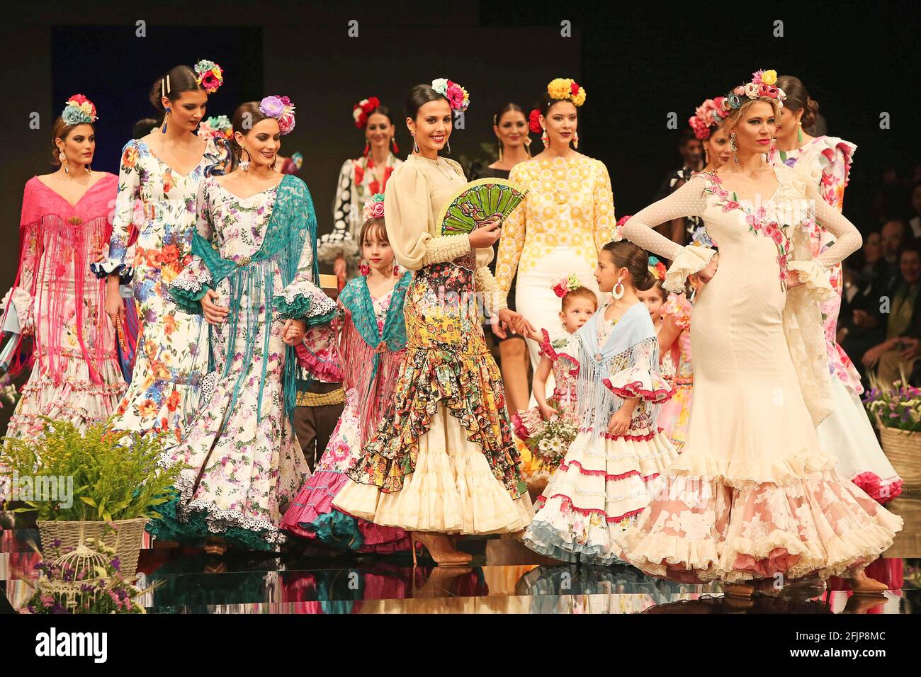 Fiera SIMOF, sfilata di moda per Trajes de Gitana, abiti tradizionali andalusi di flamenco, abiti frillati, Siviglia, Andalusia, Spagna Foto Stock