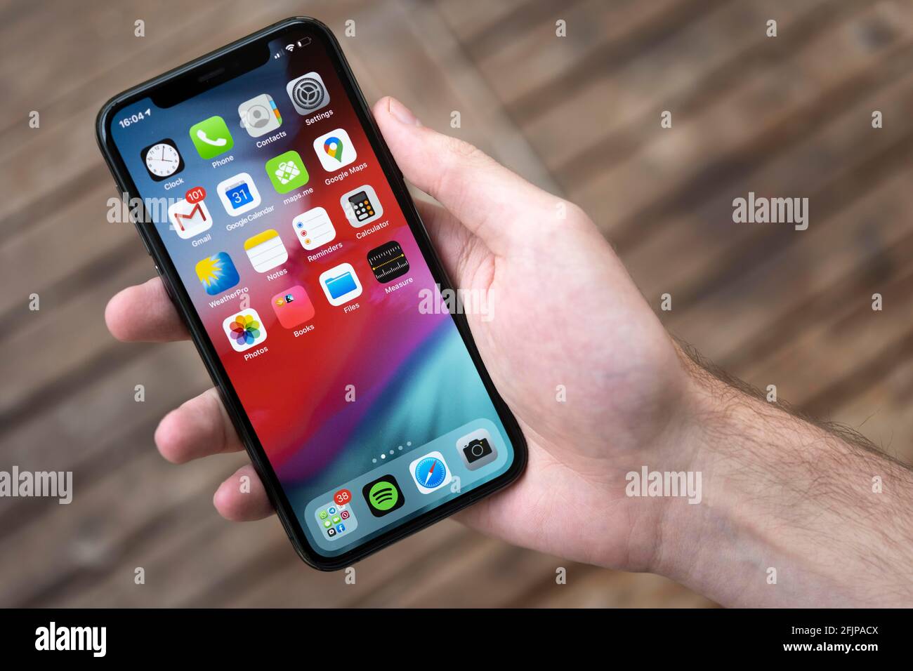 Hand Haelt iPhone 11 Pro mit schermata iniziale, App-Icons, smartphone Foto Stock