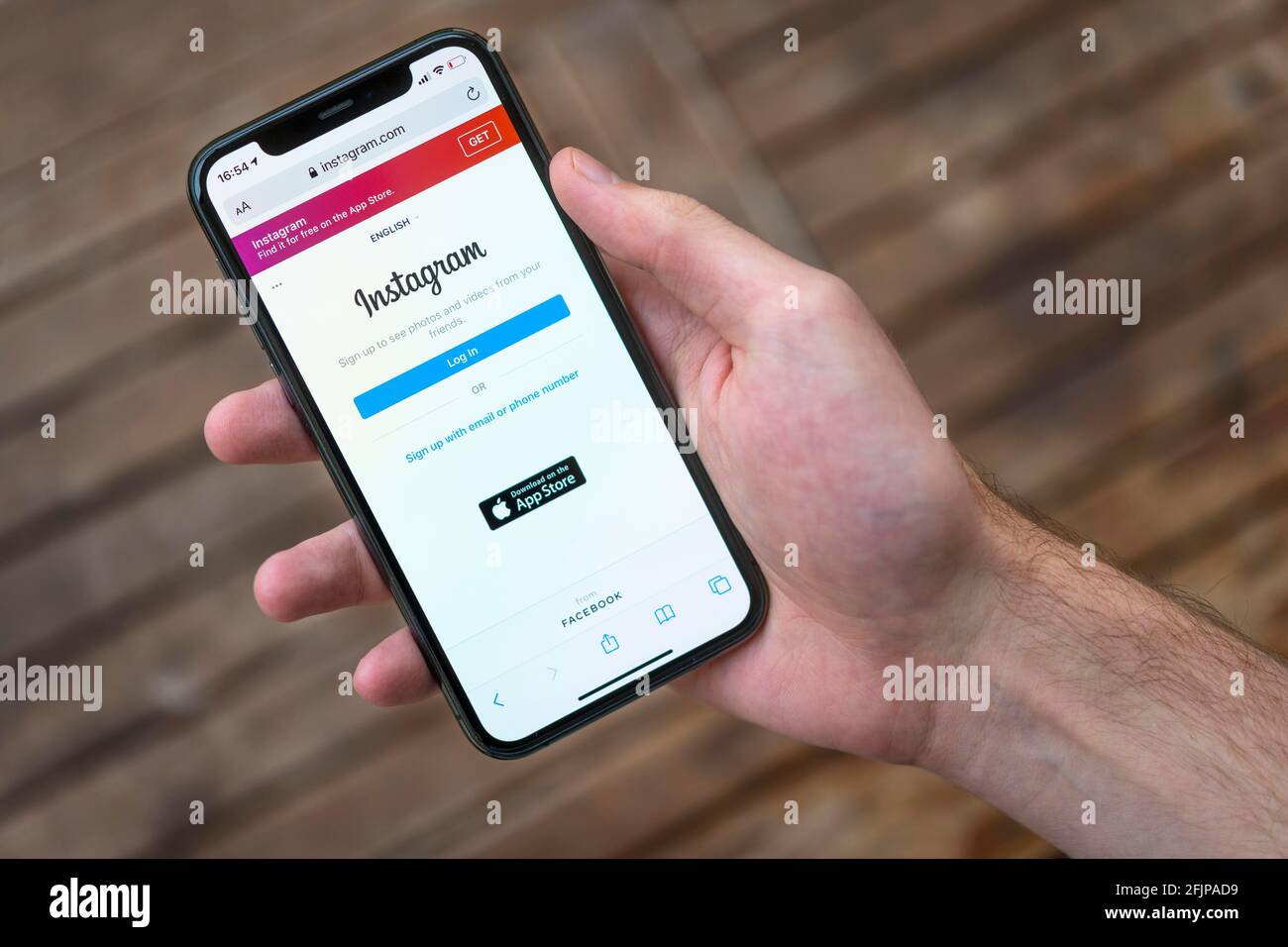 Hand haelt iPhone 11 Pro mit geoeffneter Instagram Sito web, Login,  Soziales Netzwerk, Logo, smartphone Foto stock - Alamy