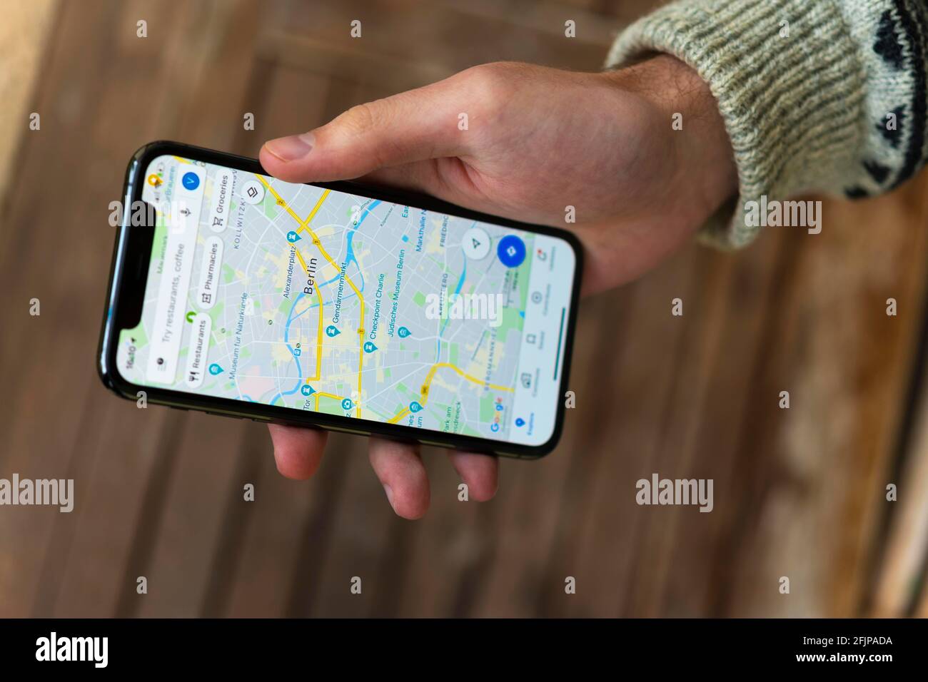 Hand haelt iPhone 11 Pro mit Google Maps App, Online Karten Dienst, Bildschirmfoto, smartphone Foto Stock