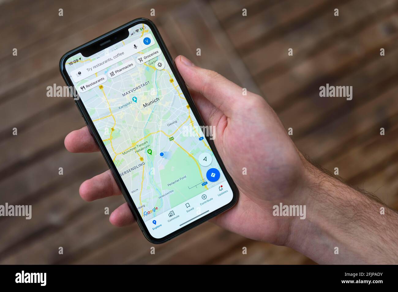 Hand haelt iPhone 11 Pro mit Google Maps App, Online Karten Dienst, Bildschirmfoto, smartphone Foto Stock