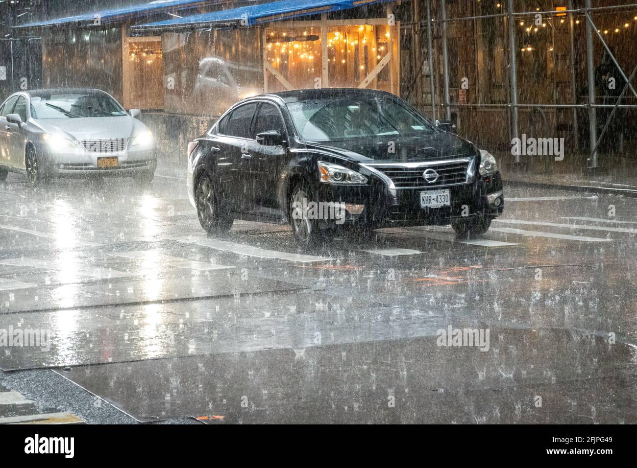 Traffico nel centro di Manhattan durante una tempesta di primavera violetta, New York, Stati Uniti Foto Stock