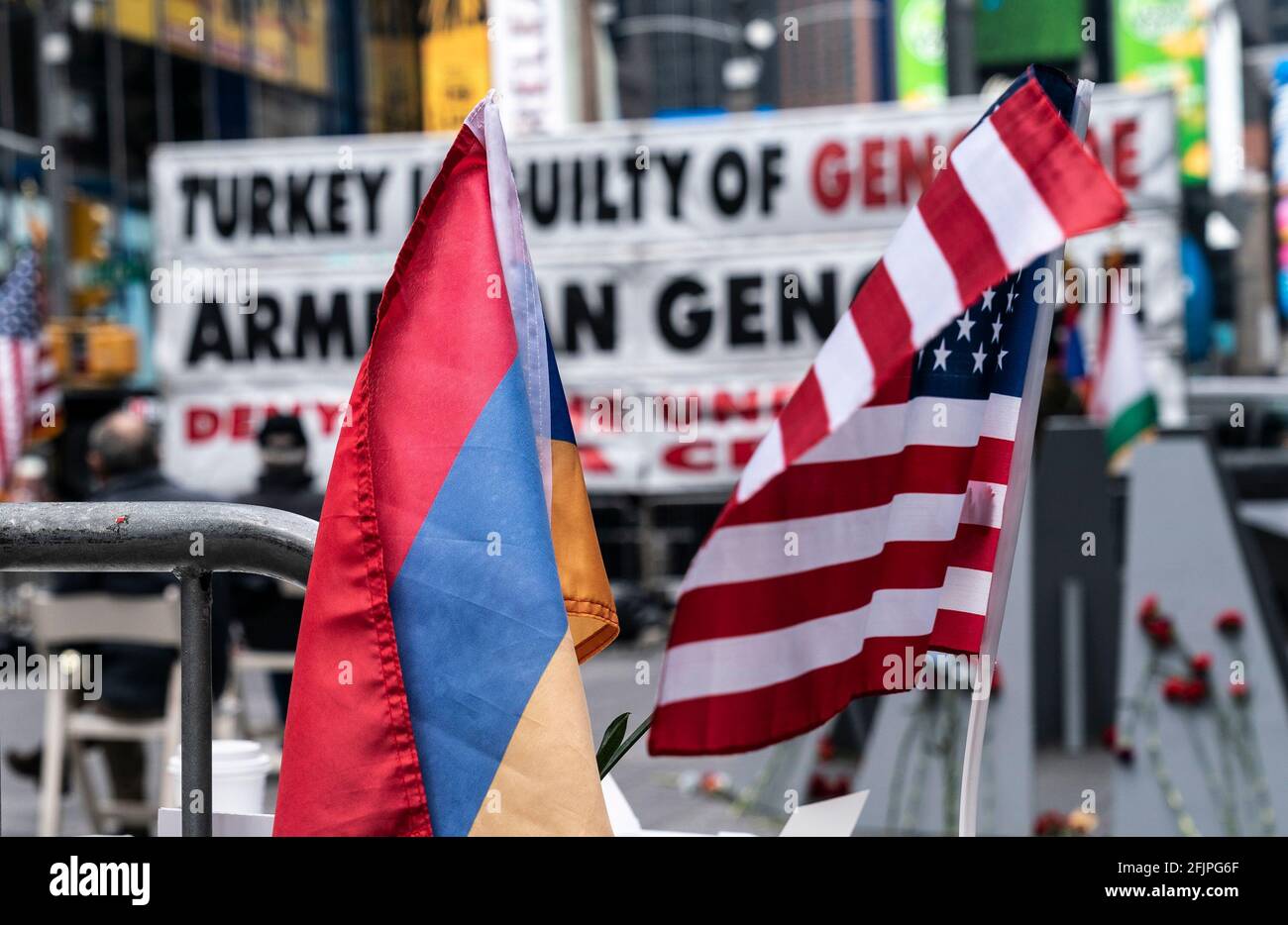 La gente si raduna su Times Square per commemorare il 106esimo anniversario del genocidio armeno da parte dell'Impero Ottomano. A causa della pandemia di COVID-19, il rally è stato limitato a 50 partecipanti e non vi sono stati discorsi dal vivo da parte di politici che hanno inviato le loro osservazioni scritte per essere letti durante l'evento. La gente ha anche celebrato il riconoscimento del genocidio armeno da parte del presidente Joe Biden per la prima volta nella storia americana da parte di qualsiasi presidente. Al rally si vedono bandiere nazionali armene e americane. (Foto di Lev Radin/Pacific Press) Foto Stock