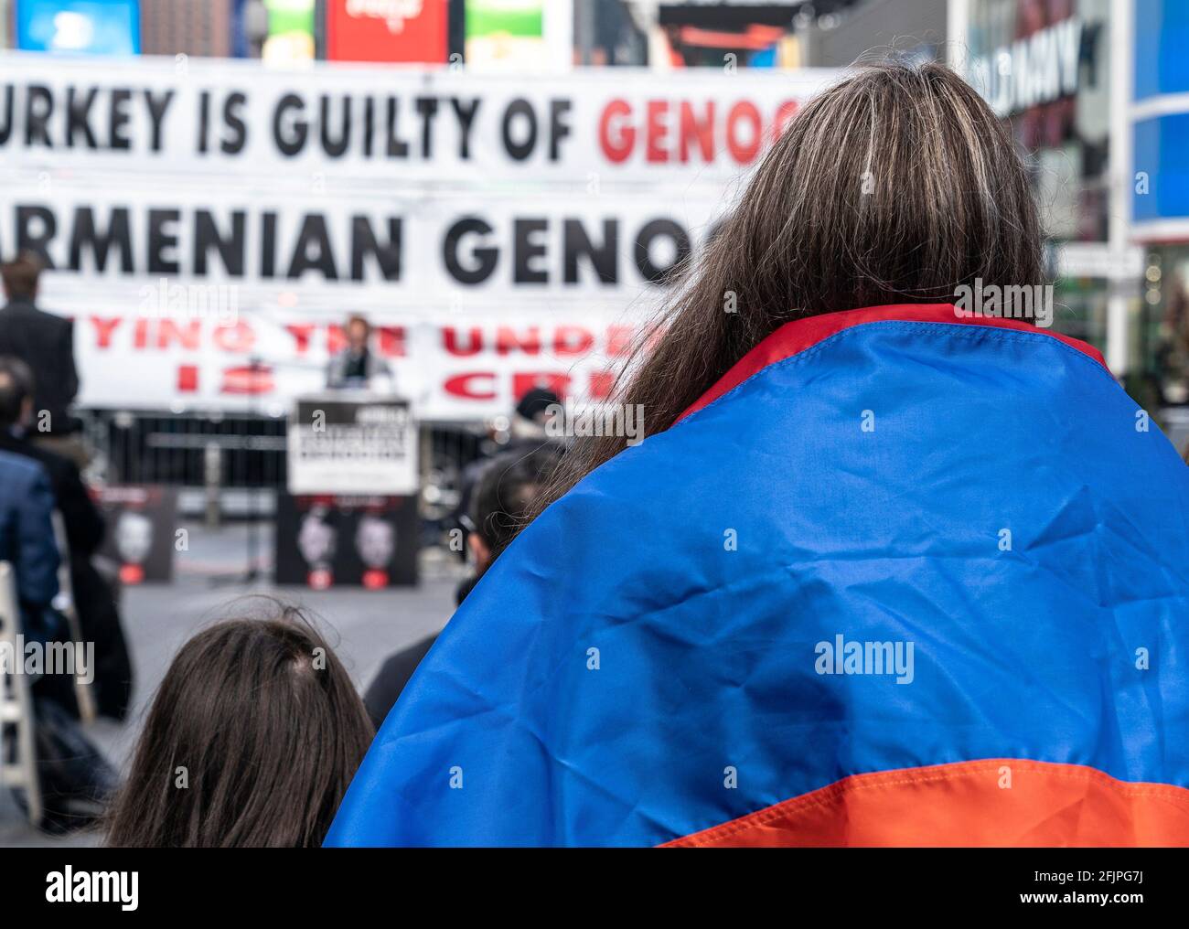 La gente si raduna su Times Square per commemorare il 106esimo anniversario del genocidio armeno da parte dell'Impero Ottomano. A causa della pandemia di COVID-19, il rally è stato limitato a 50 partecipanti e non vi sono stati discorsi dal vivo da parte di politici che hanno inviato le loro osservazioni scritte per essere letti durante l'evento. La gente ha anche celebrato il riconoscimento del genocidio armeno da parte del presidente Joe Biden per la prima volta nella storia americana da parte di qualsiasi presidente. Una donna avvolta nella bandiera nazionale armena vista al rally. (Foto di Lev Radin/Pacific Press) Foto Stock