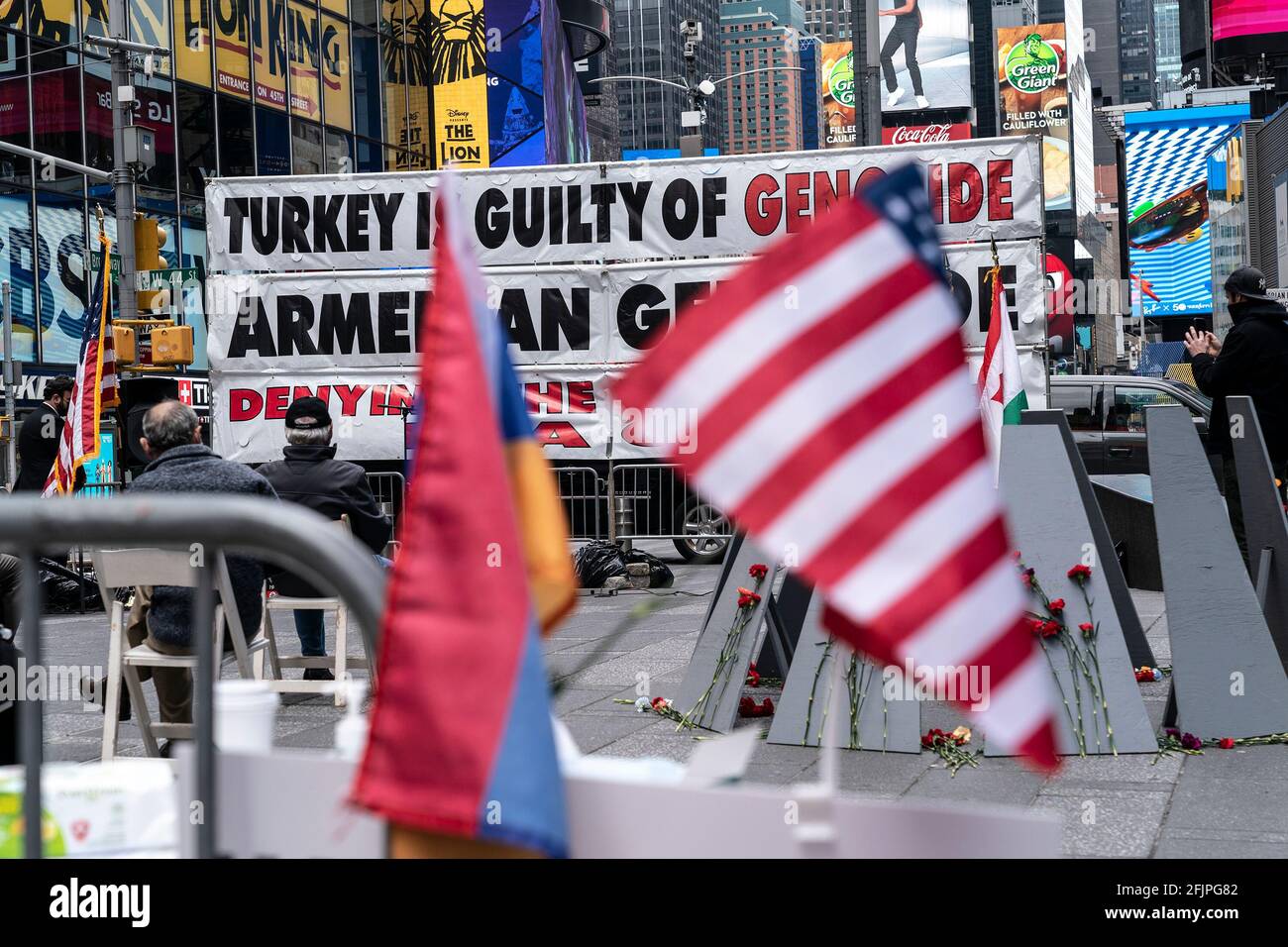 La gente si raduna su Times Square per commemorare il 106esimo anniversario del genocidio armeno da parte dell'Impero Ottomano. A causa della pandemia di COVID-19, il rally è stato limitato a 50 partecipanti e non vi sono stati discorsi dal vivo da parte di politici che hanno inviato le loro osservazioni scritte per essere letti durante l'evento. La gente ha anche celebrato il riconoscimento del genocidio armeno da parte del presidente Joe Biden per la prima volta nella storia americana da parte di qualsiasi presidente. Al rally si vedono bandiere nazionali armene e americane. (Foto di Lev Radin/Pacific Press) Foto Stock