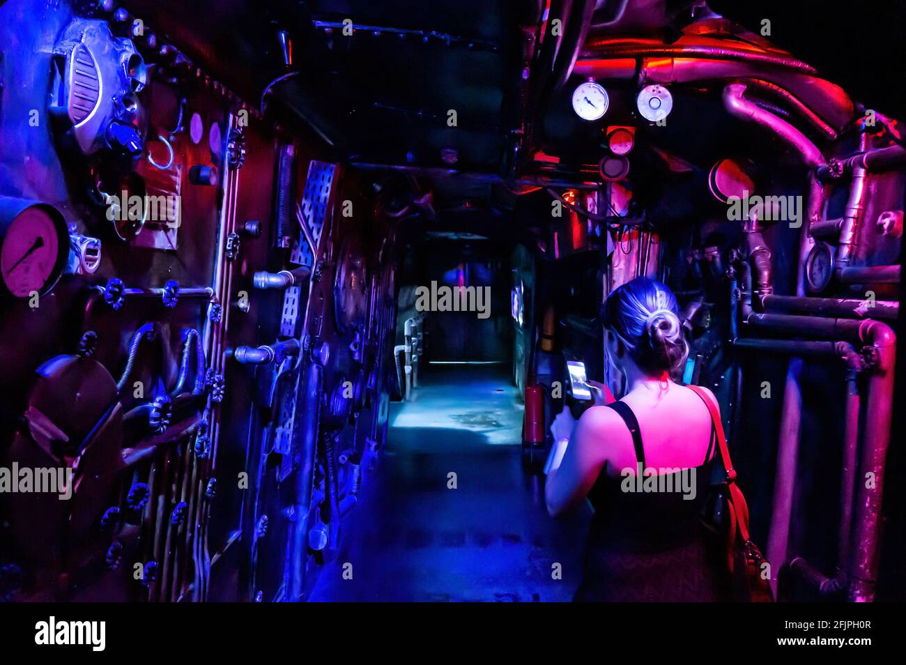 Una sezione a tema sottomarino decorata con molti gasdotti, indicatori e illuminazione scura. Una delle molte attrazioni dell'acquario di San Paolo. Foto Stock