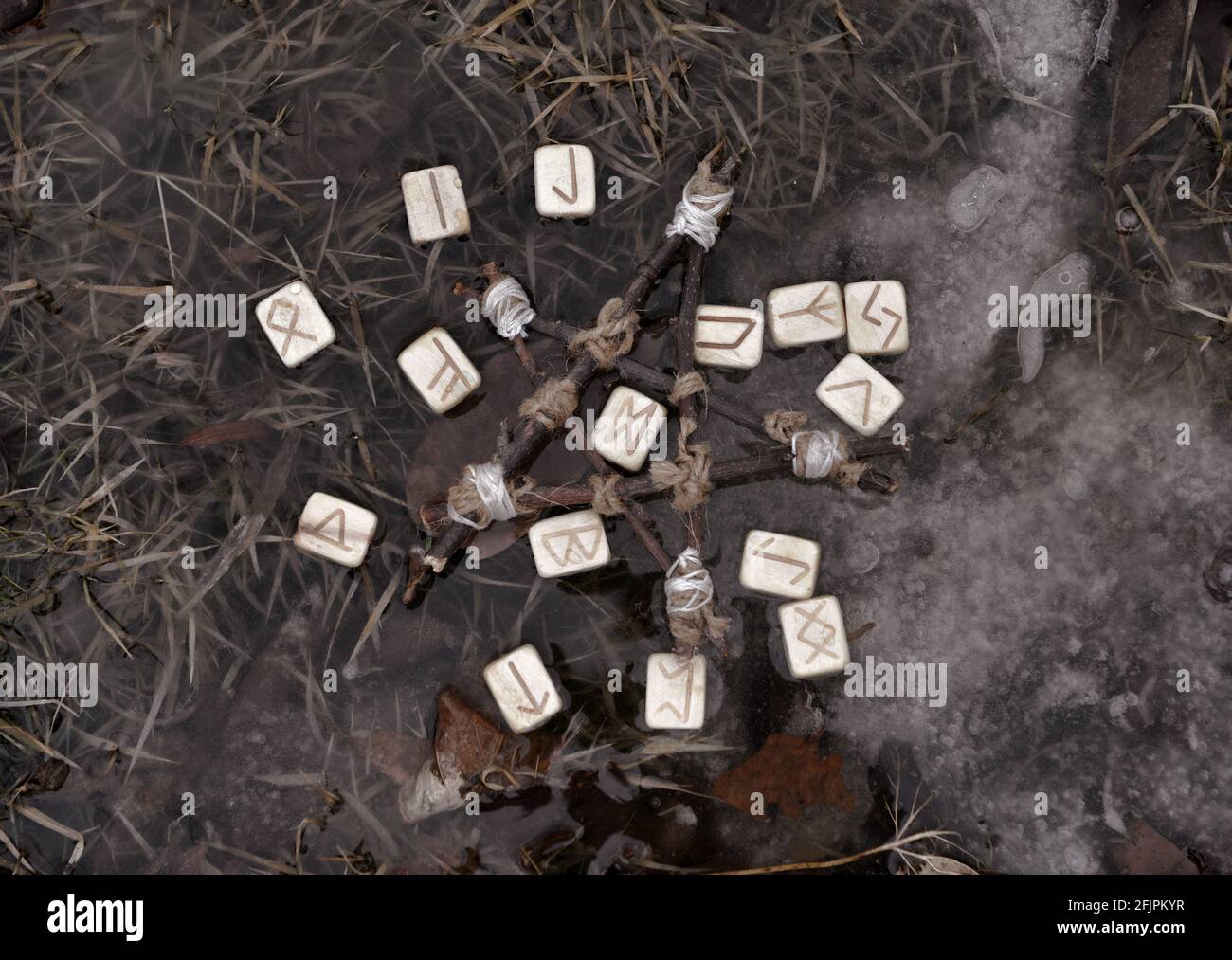 Rituale Wiccan con rune e pentagramma in acqua. Sfondo esoterico, gotico e occulto, Halloween mistico e wicca concetto all'aperto. Foto Stock