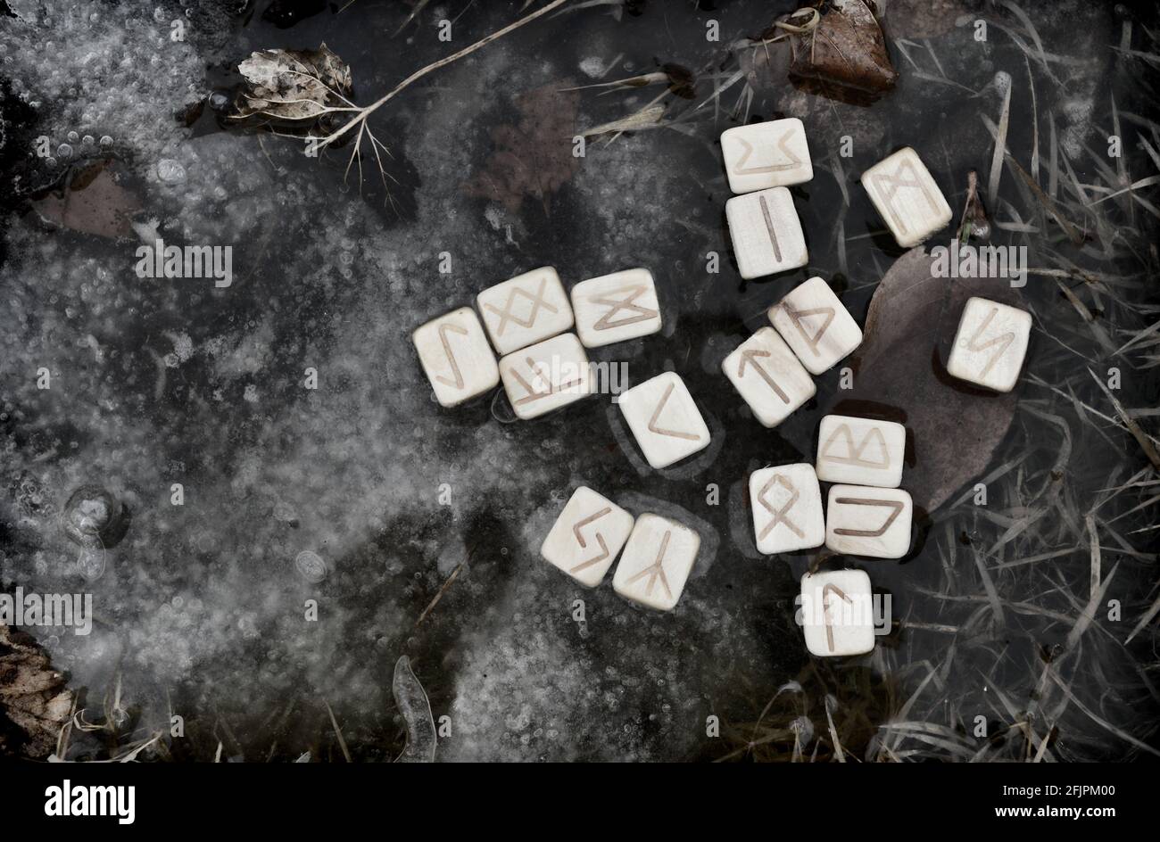 Rituale misterioso con rune in acqua in primavera. Sfondo esoterico, gotico e occulto, Halloween mistico e wicca concetto all'aperto. Foto Stock