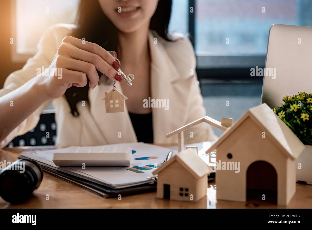 Agente immobiliare offrire mano per cliente firma contratto contratto per acquistare o vendere casa. Concetto immobiliare accordo di contatto concetto. Foto Stock