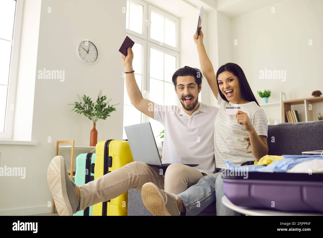 Felice coppia con biglietti e valigie pronti per il viaggio di vacanza divertirsi a casa Foto Stock