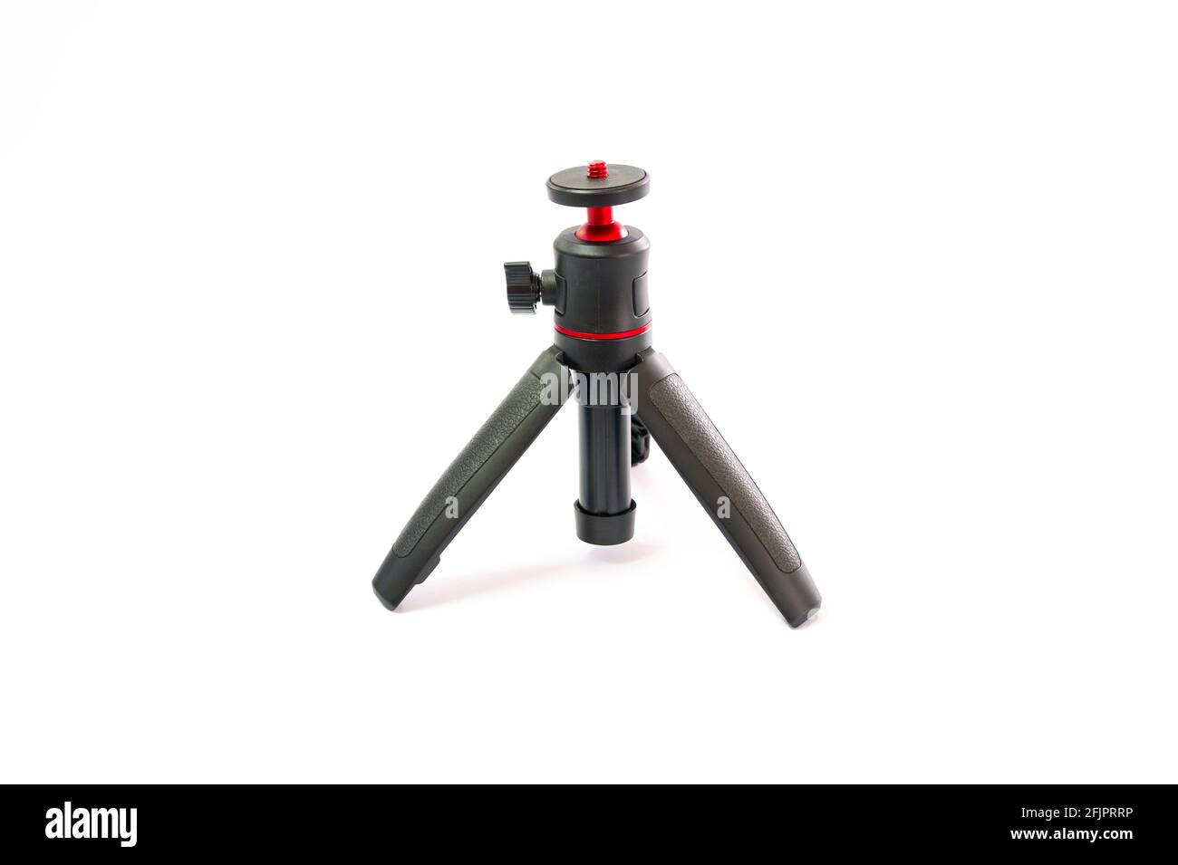 Piccolo treppiede nero con testa a sfera rossa per fotocamera smartphone isolato su sfondo bianco Foto Stock
