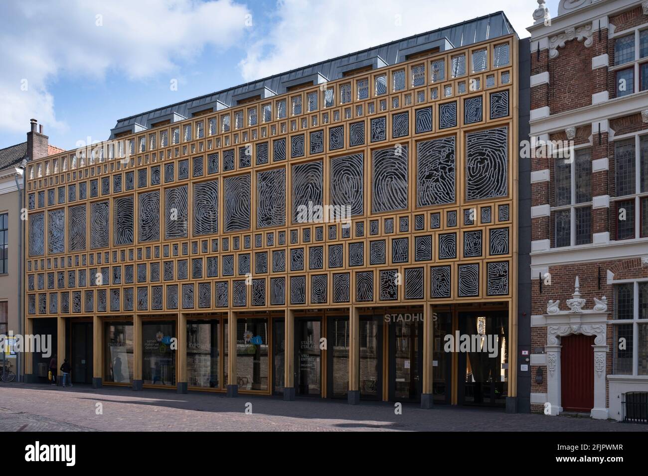 Municipio contemporaneo nella città olandese di Deventer, Paesi Bassi con struttura composta da 2,264 impronte digitali di residenti di Deventer Foto Stock