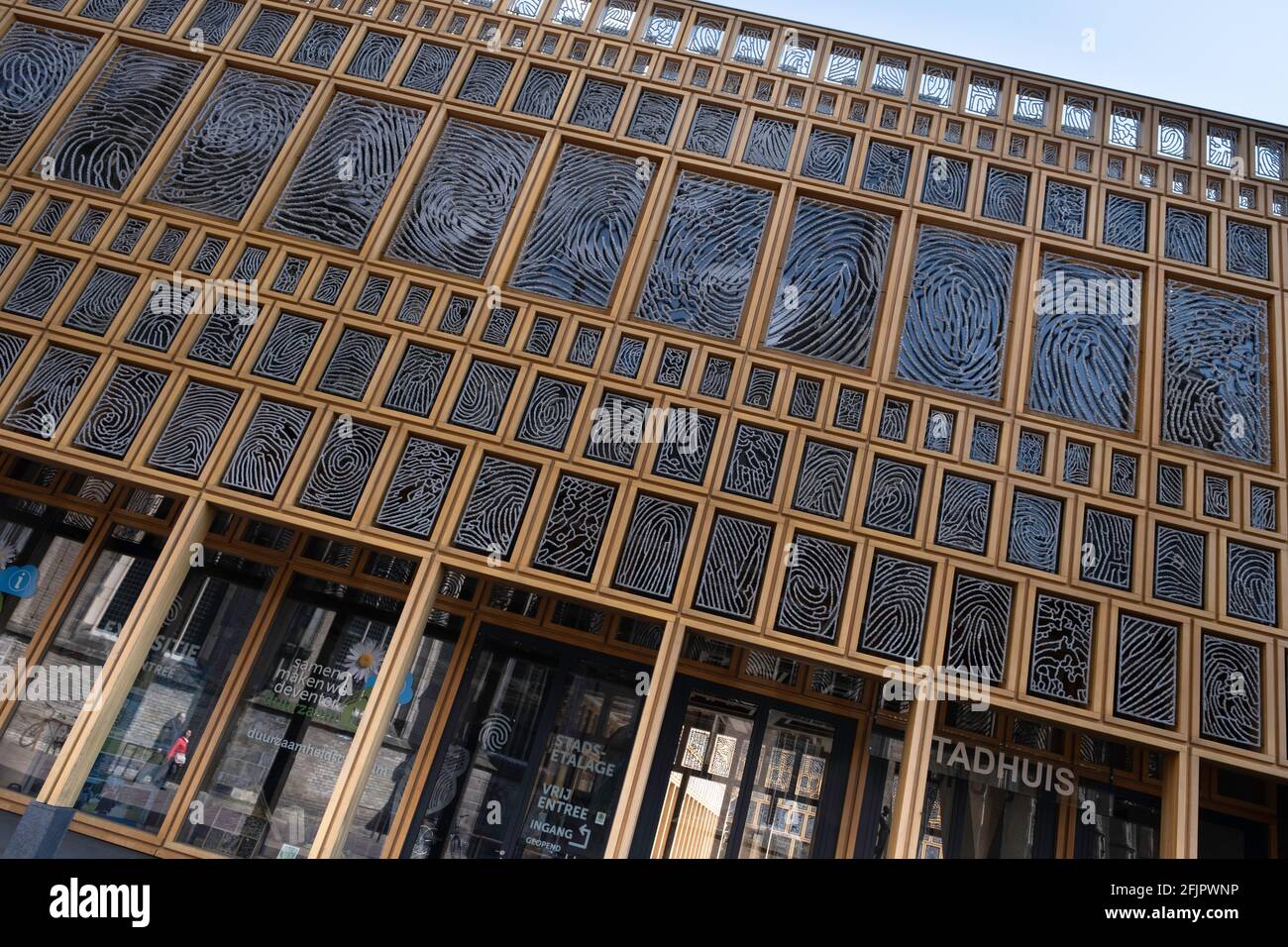 Municipio contemporaneo nella città olandese di Deventer, Paesi Bassi con struttura composta da 2,264 impronte digitali di residenti di Deventer Foto Stock
